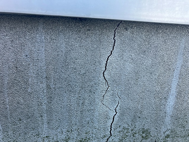 ひび割れが生じたパラペット